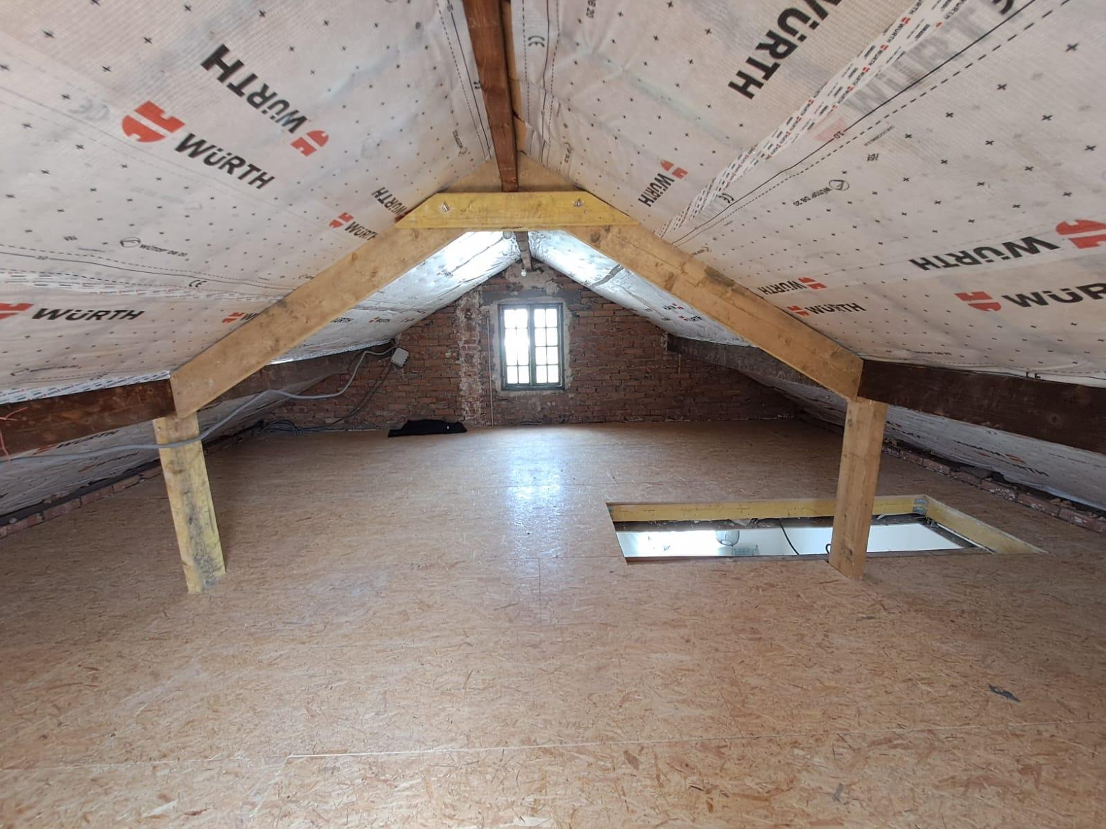 Comble aménagé après travaux, plancher et habillage posés